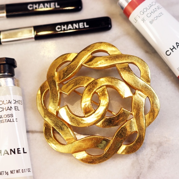 Chanel CC Logo Gold Plated Swirl Brooch with Box ~ Made In France *signed* - Picture 16 of 16